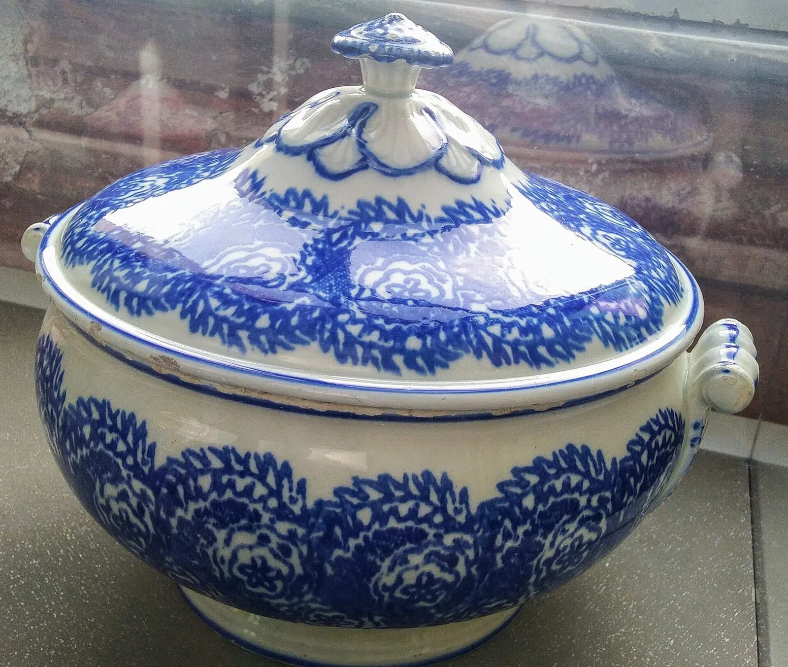 Zuppiera in terraglia bianca con decori blu a spugna esposta al Museo della Ceramica di Mondovì
