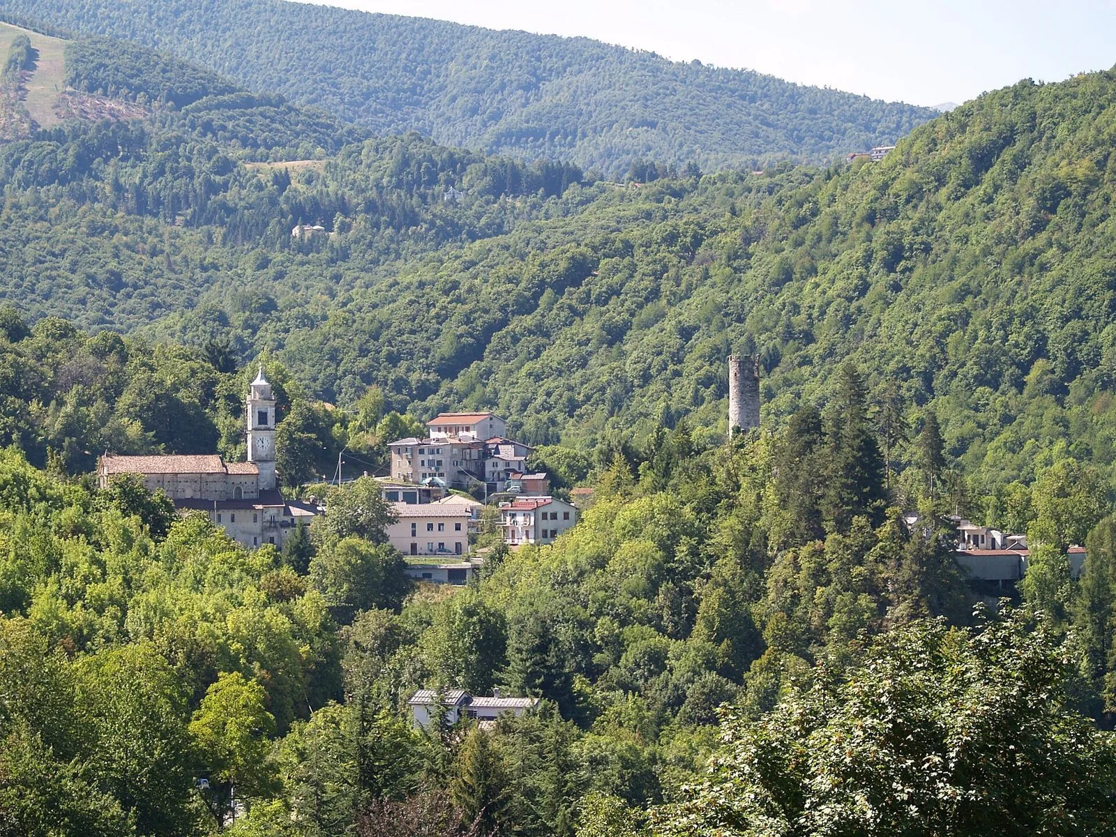 Il borgo di Roburent con campanile e torre medievale immerso nei boschi delle Valli Monregalesi